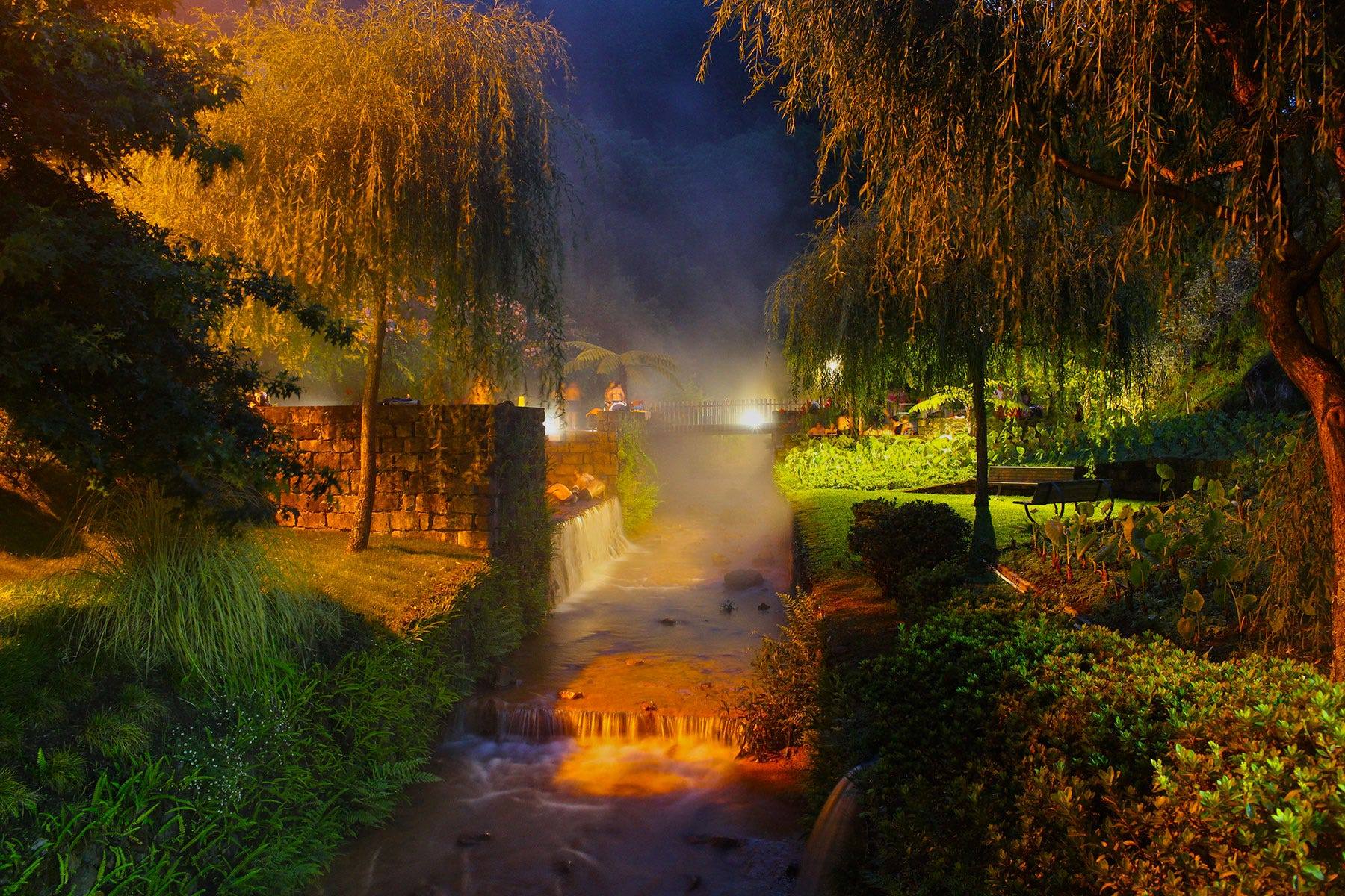 Poça da Dona Beija at night